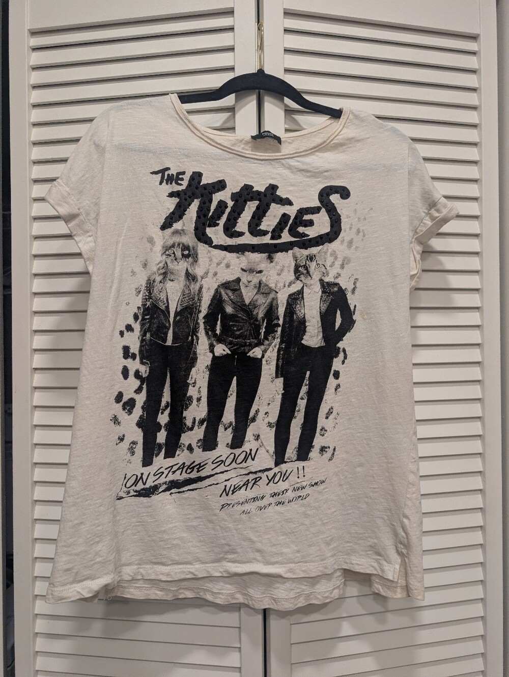 MNG Jeans  Cream Womens' 'The Kitties' Graphic Tee with Black Print Size Large